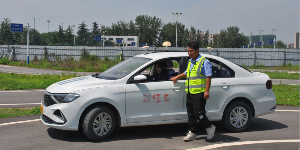 孩子暑设想学车，该怎么选驾校？