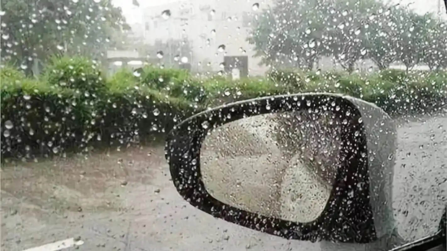 学车时遇到暴雨天气应该怎么办？